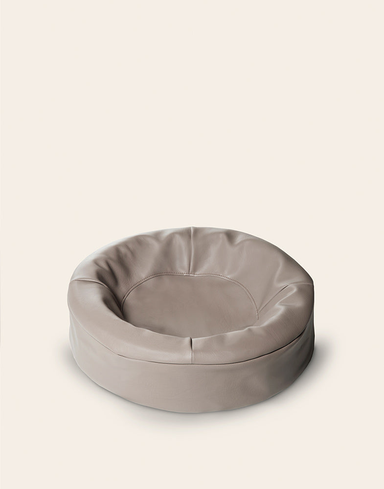 Bia Bed Original ronde hondenmand 50 x 50 CM Kleur Taupe voor de kleinere honden als Chihuahua en  Papillion.

Maten: 50 cm in diameter x 12.5 cm hoog
Slaapdeel 30cm
Thickness bottom: 5 cm