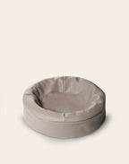 Bia Bed Original ronde hondenmand 50 x 50 CM Kleur Taupe voor de kleinere honden als Chihuahua en  Papillion.

Maten: 50 cm in diameter x 12.5 cm hoog
Slaapdeel 30cm
Thickness bottom: 5 cm