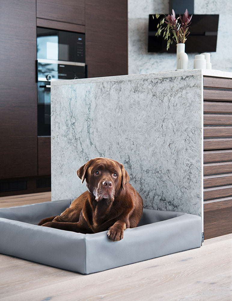 Bia Bed Original 6  Maat 80x 100 cm. Kleur Grijs. Geschikt  voor ondermeer  Rottweiler and Duitse Herder.

Maten: 80 x 100 cm x 15 cm 
Slaapdeel: 60 x 80 cm