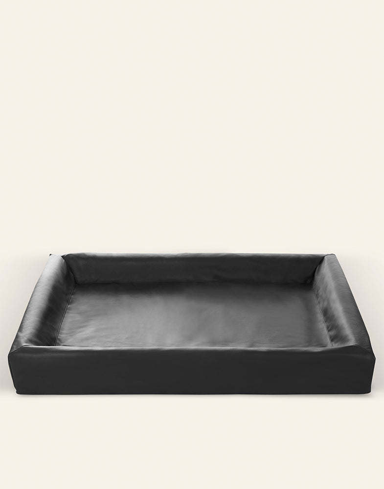 Bia Bed Original 6  Maat 80x 100 cm. Kleur Zwart. Geschikt  voor ondermeer  Rottweiler, Duitse Herder, buldog

Maten: 80 x 100 cm x 15 cm 
Slaapdeel: 60 x 80 cm