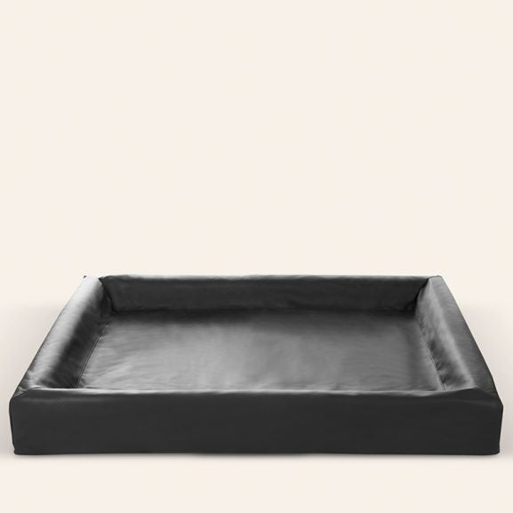Bia Bed Original 7  Maat 100 x 120 cm. Kleur Zwart. Geschikt voor ondermeer wolfshond  en Duitse dog.

Buitenmaten 100 x 120 cm x 15 cm Slaapdeel: 80 x 100 cm
Dikte bodem: 5 cm