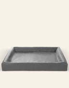Bia Bed Original 7  Maat 100 x 120 cm. Kleur Grijs. Geschikt voor ondermeer wolfshond  en Duitse dog.

Buitenmaten 100 x 120 cm x 15 cm Slaapdeel: 80 x 100 cm
Dikte bodem: 5 cm