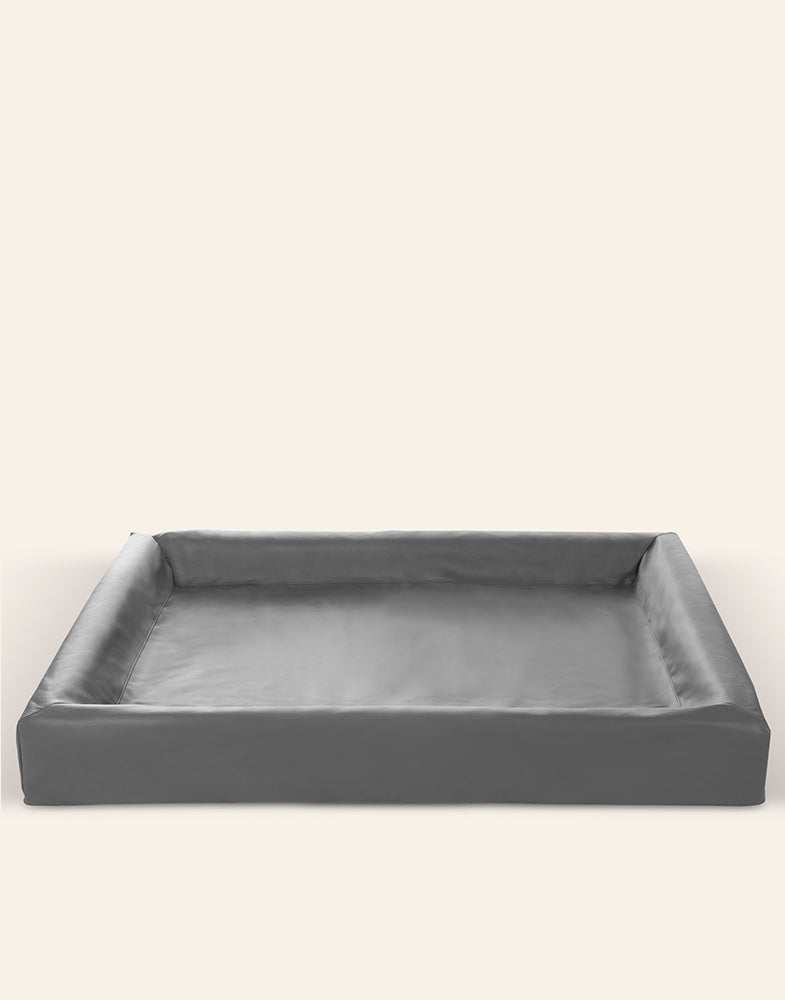 Bia Bed Original 7  Maat 100 x 120 cm. Kleur Grijs. Geschikt voor ondermeer wolfshond  en Duitse dog.

Buitenmaten 100 x 120 cm x 15 cm Slaapdeel: 80 x 100 cm
Dikte bodem: 5 cm