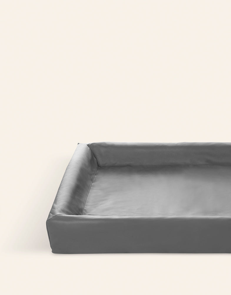 Bia Bed Original 7  Maat 100 x 120 cm. Kleur Grijs. Geschikt voor ondermeer wolfshond  en Duitse dog.

Buitenmaten 100 x 120 cm x 15 cm Slaapdeel: 80 x 100 cm
Dikte bodem: 5 cm