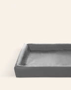 Bia Bed Original 7  Maat 100 x 120 cm. Kleur Grijs. Geschikt voor ondermeer wolfshond  en Duitse dog.

Buitenmaten 100 x 120 cm x 15 cm Slaapdeel: 80 x 100 cm
Dikte bodem: 5 cm