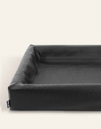 Bia Bed Original 7  Maat 100 x 120 cm. Kleur Square. Geschikt voor ondermeer wolfhond  en Duitse dog.

Buitenmaten 100 x 120 cm x 15 cm Slaapdeel: 80 x 100 cm
Dikte bodem: 5 cm